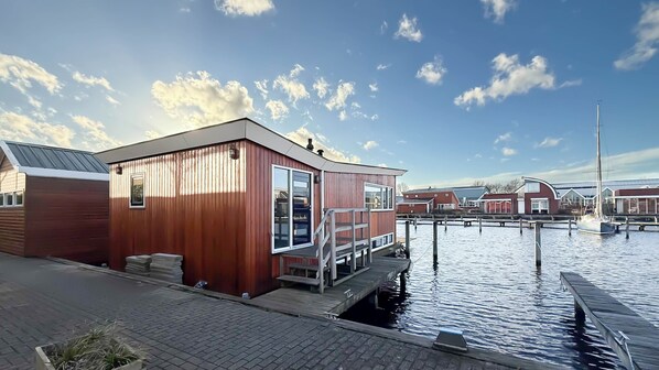 Exterior - Houseboat, located in the marina of Uitgeest (Uitgeest)