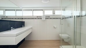 Bathroom - Houseboat, located in the marina of Uitgeest (Uitgeest)