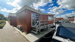 Exterior - Houseboat, located in the marina of Uitgeest (Uitgeest)