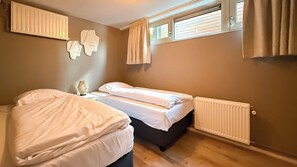 3 bedrooms, travel cot, free WiFi - Houseboat, located in the marina of Uitgeest (Uitgeest)