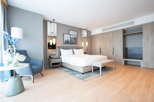 Executive Suite, City View | Egyptian cotton sheets, premium bedding, minibar, in-room safe