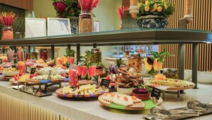 Un buffet garni de divers plats et agrémenté d’un vase décoratif.