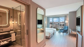 Superior-rum - utsikt mot staden | Egyptiska bomullslakan, sängtillbehör av högsta kvalitet och minibar