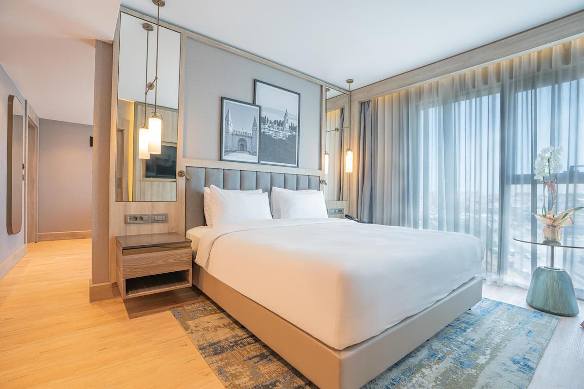Junior-Suite, Stadtblick | Bettwäsche aus ägyptischer Baumwolle, hochwertige Bettwaren, Minibar