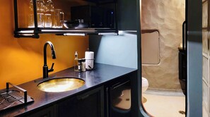 Refrigerador, microondas, placa de cocina, utensilios de cocina