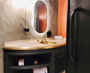 Suihku, hiustenkuivaaja, pyyhkeet