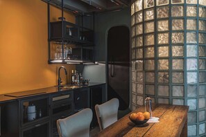 Refrigerador, microondas, placa de cocina, utensilios de cocina