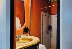 Suihku, hiustenkuivaaja, pyyhkeet