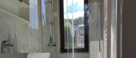 Dusche, Haartrockner, Handtücher, Seife