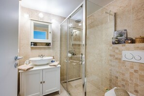 Shower, hair dryer, towels, soap - NEW "WHISPERS OF THE VINES". Relax in nature, enjoy pool & sunsets. Fully AC (Vaison-la-Romaine)
