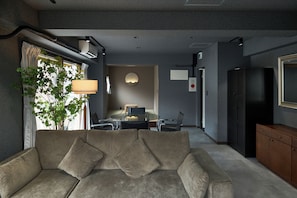 Loft superior, varias camas, vista a la ciudad | Tabla de planchar con plancha y wifi gratis 