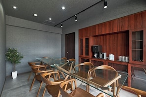 Loft superior, varias camas, vista a la ciudad | Tabla de planchar con plancha y wifi gratis 