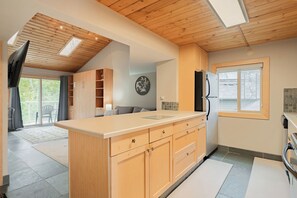 Fridge, microwave, oven, stovetop - #204 Upper Garden View Suite at Shorewater Resort, Qualicum Beach (Qualicum Beach)