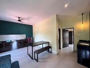 Habitación doble Deluxe, balcón, vista al mar | Cocina compartida | Refrigerador y artículos de limpieza ecológicos 