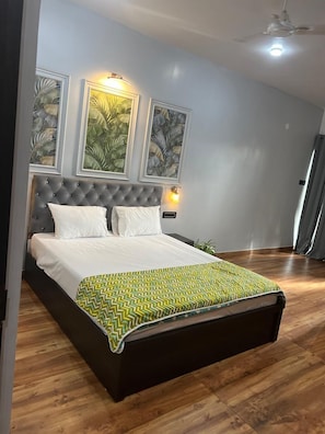 Deluxe Double Room, Balcony, Sea View - La Sea Vue Goa (Candolim)