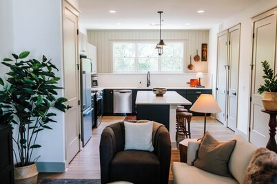 Luxe 2BR Game Day Retreat by MHM Luxury Properties