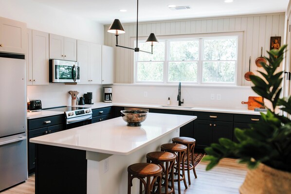 冰箱、微波炉、烤箱、炉灶