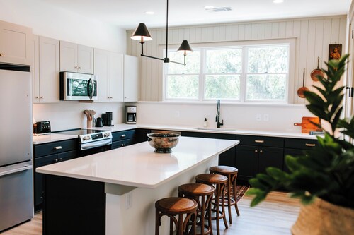 Upscale 2BR Apartment by MHM Luxury Properties