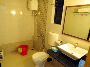 Standardzimmer | Badezimmer | Dusche, kostenlose Toilettenartikel, Handtücher