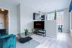 TV, offices - Elysée Suites - Stylish 1 Bed Flat in Southport (Southport)