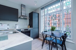 Fridge, microwave, oven, stovetop - Elysée Suites - Stylish 1 Bed Flat in Southport (Southport)