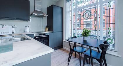 Contemporary 1BR Gem | Elysée Suites, Southport