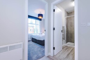 1 dormitorio, tabla de planchar con plancha, wifi y ropa de cama