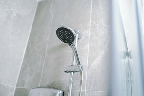 Regadera, secadora de cabello, toallas, shampoo 