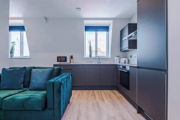 Refrigerador, microondas, horno y parrilla de estufa 