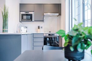 雪櫃、微波爐、焗爐、爐具