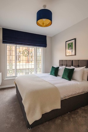 2 bedrooms, iron/ironing board, WiFi, bed sheets - Stylish 2BR Apartment at Elysée Suites, Southport (Southport)