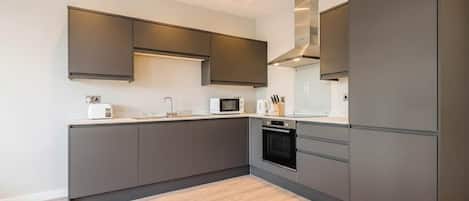 ثلاجة، ميكروويف، فرن، موقد طهي مسطح