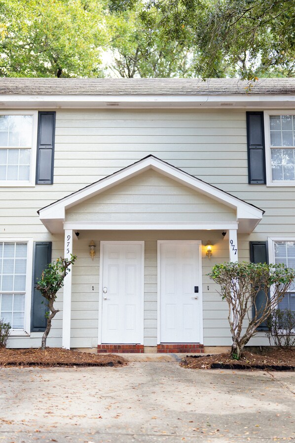 Modern 2-Storey White House with Spacious Parking – Perfect for a Comfortable Stay!