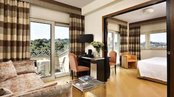Junior Suite Arno View and Balcony | 高級寢具、羽絨被、迷你吧、客房內保險箱