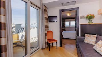 Two Bedroom Suite | 高級寢具、羽絨被、迷你吧、客房內保險箱