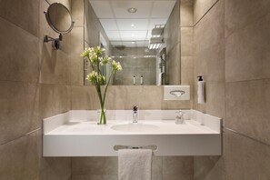 Junior Suite | Salle de bain | Articles de toilette écologiques, sèche-cheveux, peignoirs, chaussons
