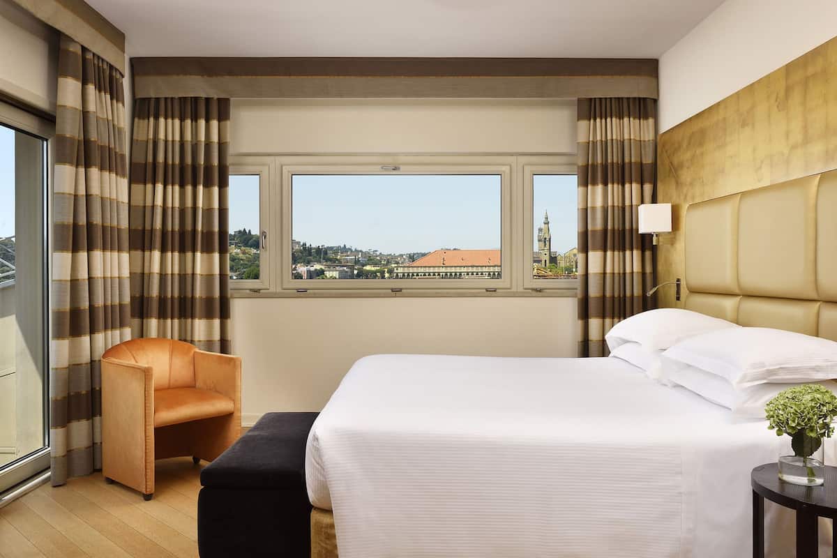 Junior Suite Arno View and Balcony | 高級寢具、羽絨被、迷你吧、房內夾萬