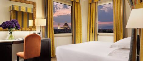 Junior Suite City View | Ylelliset vuodevaatteet, untuvapeitot, minibaari, tallelokero huoneessa