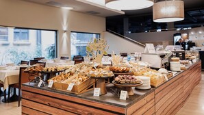 朝食 (ビュッフェ)、毎日提供 (無料)