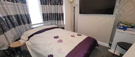 3 habitaciones, tabla de planchar con plancha, wifi y ropa de cama