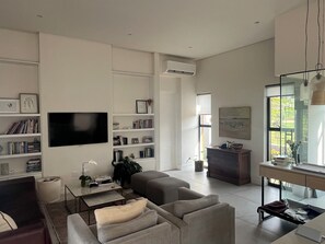 Smart TV, fireplace