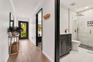 Sèche-cheveux, serviettes fournies