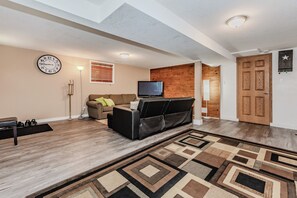 TV, fireplace, DVD player - Blue Horizon: Sauna Retreat near Isthmus Bay and just a short drive to the National Park. (Lion's Head)