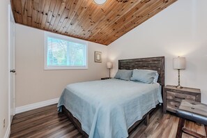 3 bedrooms, iron/ironing board, free WiFi, bed sheets - Blue Horizon: Sauna Retreat near Isthmus Bay and just a short drive to the National Park. (Lion's Head)