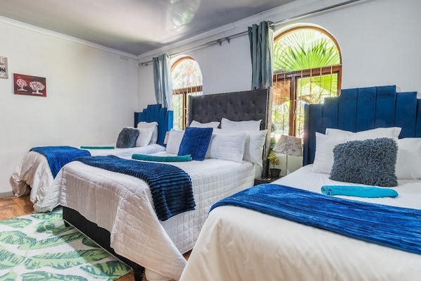 Kahden hengen perhehuone (yksi tai kaksi sänkyä) | Ilmainen Wi-Fi