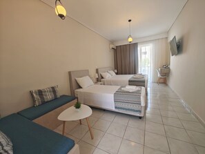 Comfort-Dreibettzimmer, Balkon, Blick auf den Innenhof | Zimmersafe, Verdunkelungsvorhänge, schallisolierte Zimmer