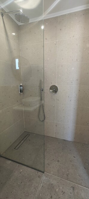 Chambre Confort double, balcon, vue sur la cour intérieure | Salle de bain | Douche, séchoir à cheveux, serviettes fournies, shampooing