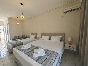 Kamar Triple Comfort, balkon, pemandangan halaman | Brankas, tirai kedap cahaya, kedap suara, dan setrika/meja setrika