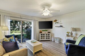 テレビ、DVD プレーヤー