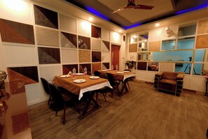 Daily cooked-to-order breakfast (INR 399 per person)